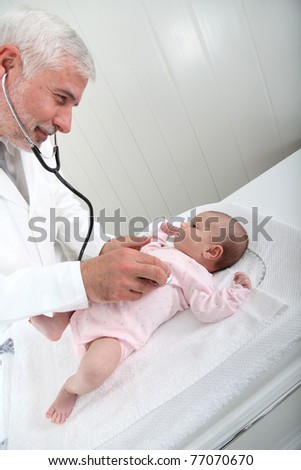 Pediatrician listening to baby\'s heartbeat