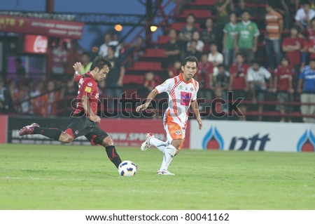 BANGKOK, THAILAND-JUNE 26 : D.Tongloa (L) in action during Thai Premier League (TPL) between Muang Thong utd (Red) vs Sisaket Fc (white) on June 26, 2011 at Yamaha Stadium Bangkok, Thailand