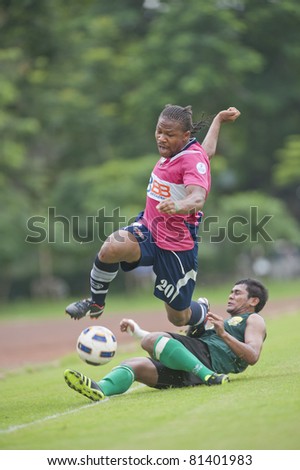 BANGKOK THAILAND - JULY 20 : J.Prince (pink) in action during Toyota League Cup between BBCU fc (prink) vs Kasetsat fc (green) on July 20, 2011 at  Kasetsat Stadium Bangkok, Thailand