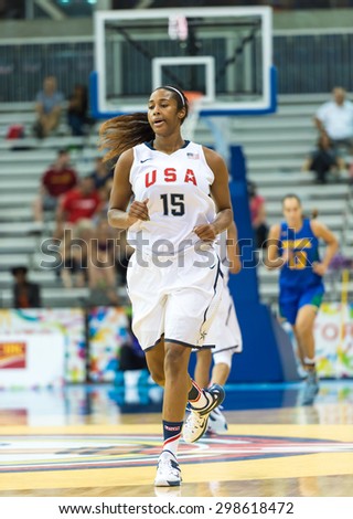 TORONTO,CANADA-JULY 16, 2015:Toronto 2015 Pan American Games, women basketball: Alaina Coates (15) from the US team return to defend her team's hoop after an attack on Brazil's area.CN 01953074