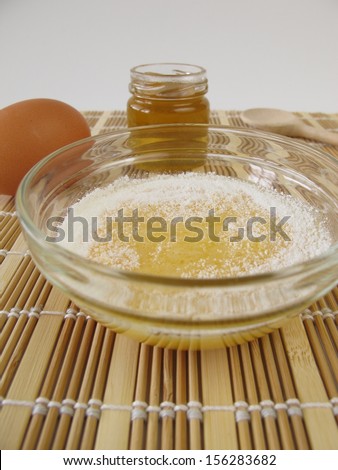Face mask with honey, egg yolk and powdered milk