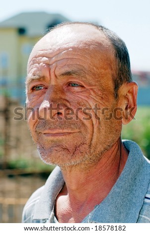 Old wrinkled man portrait with blurry background