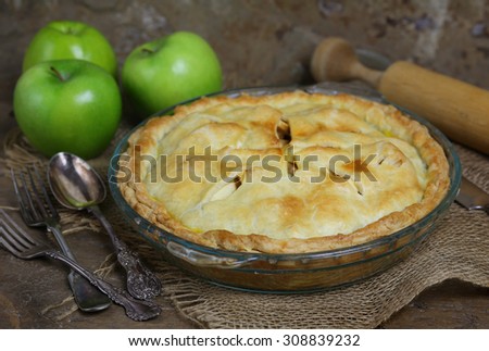 Homemade organic apple pie pie with green apples