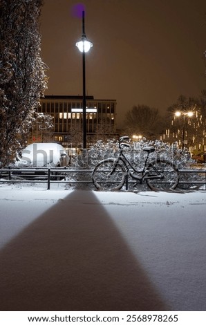 Foto Bild Fahrrad auf dunkler Straße geparkt