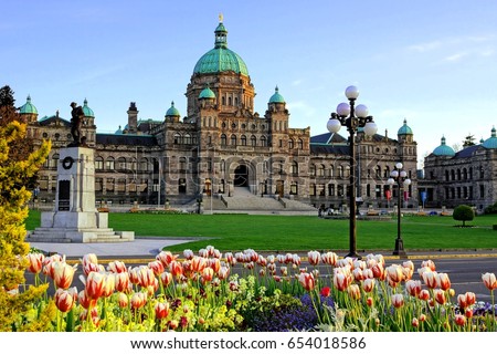 Historic British Columbia provincial parliament building with spring tulips, Victoria, BC, Canada Foto stock © 