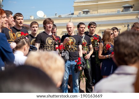 MOSCOW, RUSSIA - MAY 9: Young people congratulate war veterans on Victory Day, sing a song, May 9, 2013 in Moscow, Russia