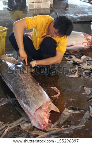 DONGGANG, TAIWAN-JUNE 14: Fisherman slaugths the tuna fish on June 14, 2013 in Donggang, Taiwan. Japan was the biggest importing country of Donggang tuna, occupying 80% of its market.