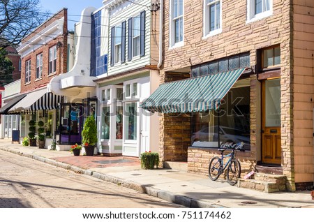 Traditional Stores along a Cobblestone Street in Downtown Annapolis, MD 商業照片 © 