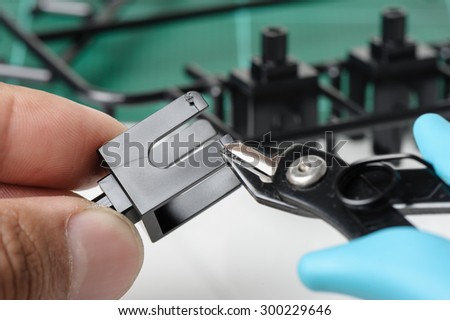 using plastic nippers cut the plastic injection molding parts