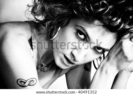 beautiful young woman portrait in black and white, indoor shot