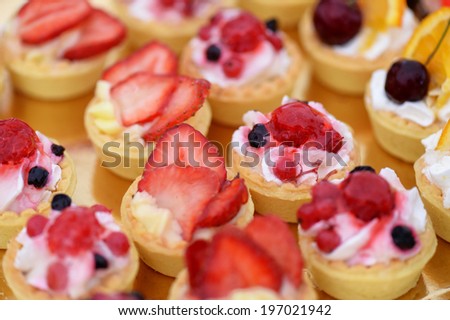 Small cakes with berries