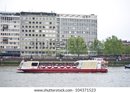 LONDON, UK-JUNE 3: The City Alpha boat with the Shree Muktajeevan Pipe band, an Indian pipe band in Scottish regalia, takes part in the Queen\'s Diamond Jubilee pageant. June 3, 2012 in London UK