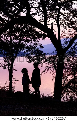 silhouette love mom and son with dusk