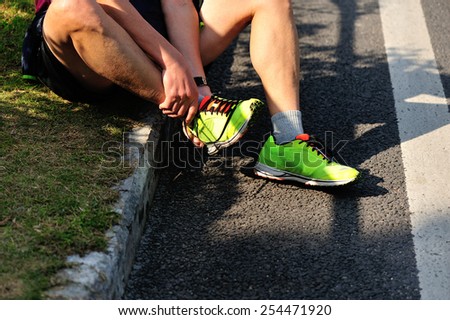 sports injury marathon runner roadside