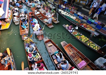 BANGKOK,THAILAND - JANUARY 30 : Damonen Saduak floating market January 30,2015 in Bangkok,Thailand.