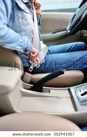 woman driver buckle up seatbelt