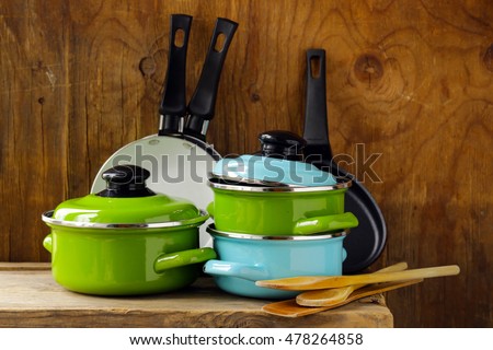 set of metal pots cookware on a wooden, domestic kitchen Foto stock © 