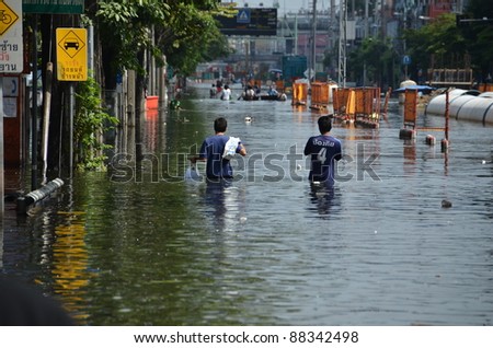 BANGKOK-OCT 31 : Water floods the streets of Bangkok. People have to migrate out of the housing. And do not know how many days before returning home again on October 31, 2010, Bangkok