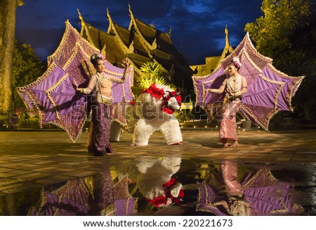 CHIANG MAI THAILAND - SEPTEMBER 26 : Ging Gala Bird Dance. Shan(Tai) tribe dance traditional ceremony for the buddha. Sep 26,2014 in Chedi-luang temple, Chiangmai, Thailand.