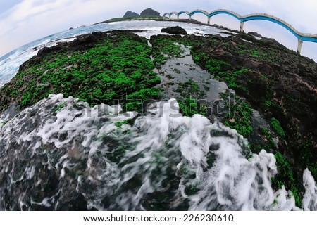 Fish-eye lens photograph Taiwan landmarks the arched bridge green Whitecaps formed like a globe of water damage on the American pattern