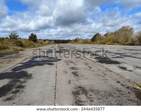 Foto Bild alte verlassene Asphaltstraße mit verunstalteten Fahrbahnmarkierungen