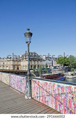 End of the padlocks on the Pont des Arts Paris,  4 street art\'s artist: Jace, El Seed, Brusk, Pantinio exhibit their work. Installation of street art on the Pont des Arts (Paris France). 06/june/2015