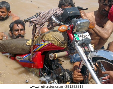 UBAURO, PAKISTAN - MAY 25: Rescuers trying to rescue people drawn into river Sindh on May 25, 2015 in Ubauro.