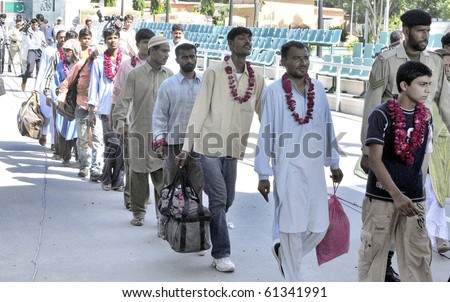 LAHORE, PAKISTAN-SEPT 15: Pakistani prisoners, released from an Indian prison, cross Wagha border from Indian prison near Lahore on Wednesday, on September 15, 2010 in Lahore.