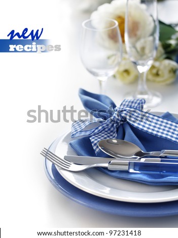 Table setting with blue dinner set