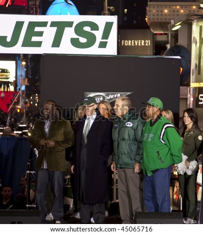 NEW YORK -  JANUARY 21: (L-R) Leon Washington, Woody Johnson and David Herman at the New York Jets AFC Championship game pep rally in Times Square on January 21, 2010 in New York City.n Woody Johnson David Herman at the New York Jets AFC Championship game