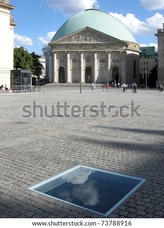 Foto Bild Berliner Dom, gespiegelt in der Spree