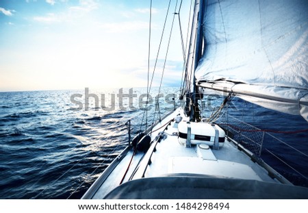 View from the deck to the bow of a sail yacht tilted in a wind o Foto stock © 