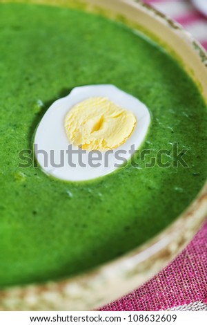 Spinach cream soup with boiled egg
