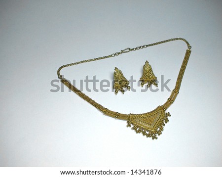 Indian gold jewelry, necklace and earrings, with exquisite craftsmanship.