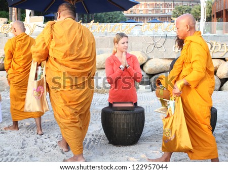 HUA HIN, THAILAND - DEC 28:Victoria Azarenka of Belarus pay respect to a monks. Before tennis Match \