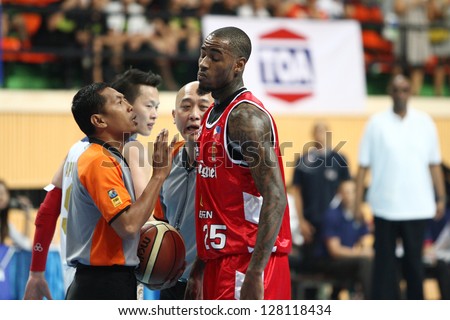 BANGKOK - FEB13:Gabriel Freeman #25 was warned by the referee in an ASEAN Basketball League 