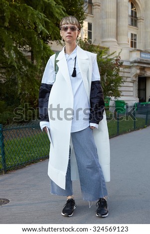PARIS - OCTOBER 1: Woman poses for photographers before Chloe show, Paris Fashion Week Day 3, Spring / Summer 2016 street style on October 1, 2015 in Paris.