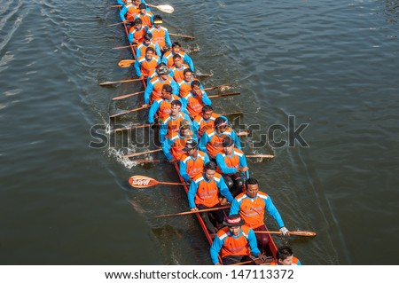 PATUMTHANI, THAILAND - OCT 28: Top view of the rowing teams during Thai Long-tailed Boat Competition for Royal Championship Cup on October 28, 2012 in Rangsit, Pathumthani,Thailand.