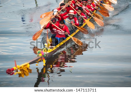 PATUMTHANI, THAILAND - OCT 28: Top view of the rowing teams in full speed during Thai Long-tailed Boat Competition for Royal Championship Cup on October 28, 2012 in Rangsit, Pathumthani,Thailand.