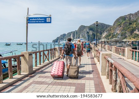 KRABI,THAILAND - MARCH 29, 2014 : The tourist leaving Phi Phi island walk on port to ferry boat in Phi Phi island at Krabi,Thailad.