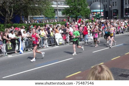 LONDON- APRIL 17: Crowds cheering the virgin 2011 London marathon runners, at tower bridge, London, april 17, 2011.