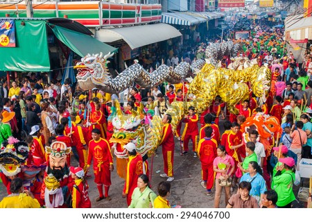 SAMUTSAKHON, THAILAND :  MAY 31 : Golden dragon and Lion doing ritual at worship of people in samutsakhon pillar shrine parade, 31 May 2009, Thailand