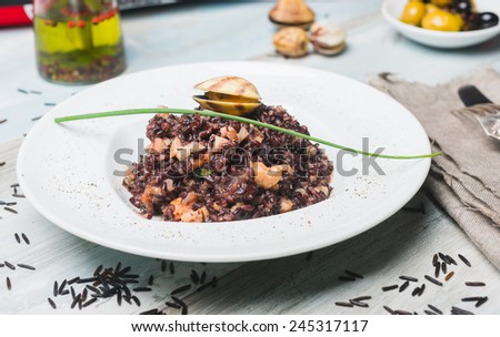 Black rice with chicken meat ans seafood
