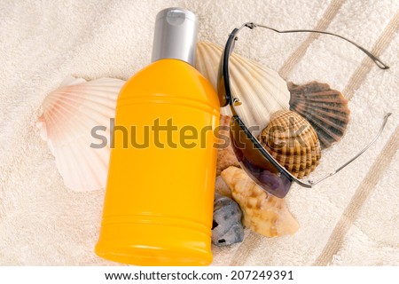 Sunscreen Cream with shells and sunglasses / Sunscreen Cream