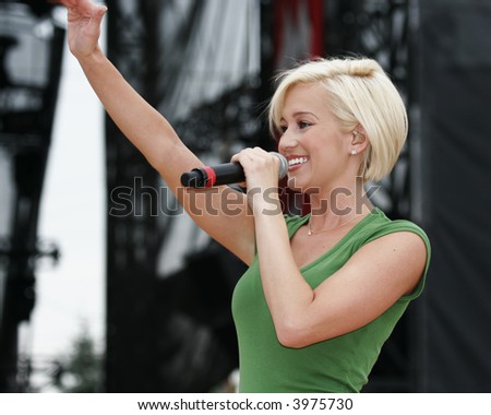 kellie pickler american idol contestant concert country music