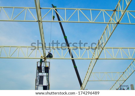 Roof structure be constructing with manpower and mobile crane.