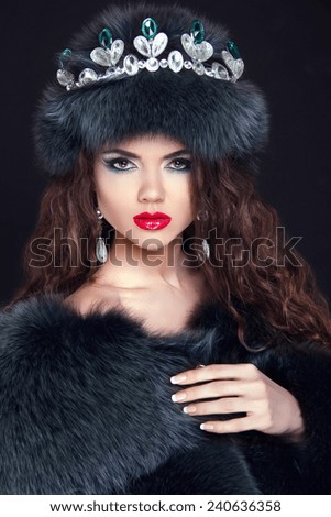 Beauty Fashion Model Girl in Fur Coat. Diamond jewelry. Beautiful Luxury Winter Woman in royal crown.