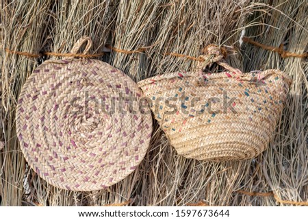 Weaved mat and basket from dried palm leaves, traditional Emirati handicraft Stockfoto © 