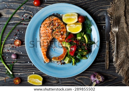 Grilled salmon fillet with vegetable salad