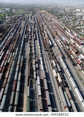 MAREA DE HIERRO.- Centenares de furgones esperan su turno para salir en los patios de una empresa ferroviaria mexicana en la ciudad de Monterrey.                                Foto stock © 